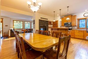 Kuchyň nebo kuchyňský kout v ubytování Black Diamond Chalet by Fernie Central Reservations