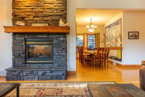 Fotografie z fotogalerie ubytování Black Diamond Chalet by Fernie Central Reservations v destinaci Fernie