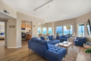 een woonkamer met blauwe banken en de oceaan bij San Miguel #8 in Oceanside