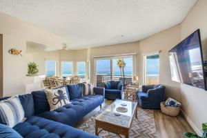 een woonkamer met blauwe banken en een tv bij San Miguel #8 in Oceanside