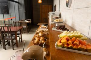 una línea de buffet con diferentes tipos de comida en Hospedagem Quinta do Correia, en Penha 39 fotos más