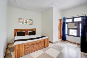 Giường trong phòng chung tại Hotel O KK