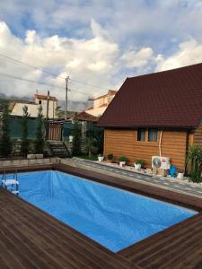 una piscina frente a una casa en Berat Wooden Villas with Private Pool, en Berat