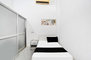 a bedroom with two beds and a window at Hotel O Wave Inn in Jahāngīrpur +25 photos