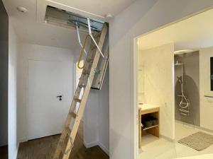 Una escalera en una habitación al lado de una puerta en Le gite d'etxerria, en Arhansus 31 fotos más