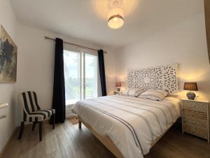 Un dormitorio con una cama grande y una ventana. en Otxibarre, en Luxe-Sumberraute 43 fotos más