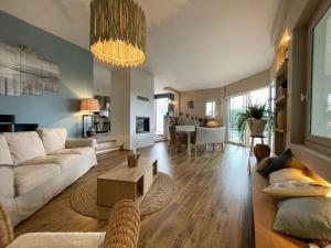 una sala de estar con un sofá y una mesa en Otxibarre, en Luxe-Sumberraute