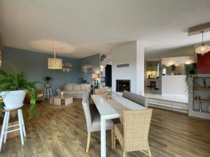 Una sala de estar con una mesa y sillas y un sofá. en Otxibarre, en Luxe-Sumberraute