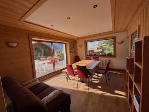 モルジヌにあるChalet "Le 19 x 27"のテーブルと椅子のあるリビングルーム