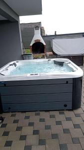 einen großen Whirlpool auf einer Terrasse in der Unterkunft View&Wine in Veliko Trgovišće