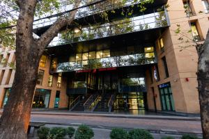 ein großes Gebäude mit Treppen davor in der Unterkunft Yerevan Elite Stay - Republic Square in Yerevan