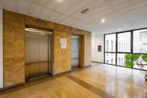 eine leere Lobby mit zwei Aufzügen in einem Gebäude in der Unterkunft Yerevan Elite Stay - Republic Square in Yerevan