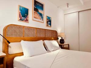 圣弗朗索瓦Résidence Le Vallon Guadeloupe Parc Piscine Appartements & Studios的卧室配有白色的床和木制床头板 更多104张照片