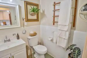 サンアントニオにあるWalk Everywhere - Charming Studio on the Riverwalkのトイレ、洗面台、鏡のあるバスルーム