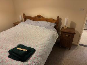 East HarlingにあるThe Wright Midweek stayのベッド(上に黒い袋付)