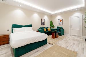 Postel nebo postele na pokoji v ubytování استديو فاخر في العليا 202