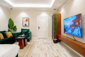 TV a/nebo společenská místnost v ubytování استديو فاخر في العليا 202