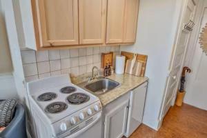 サンアントニオにあるWalk Everywhere - Charming Studio on the Riverwalkのコンロとシンクのあるキッチン