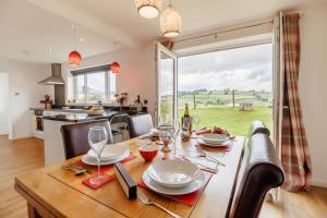 LlanuwchllynにあるGlan Donauの木製のテーブルとキッチンのあるダイニングルーム