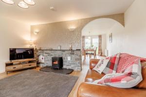 LlanuwchllynにあるGlan Donauのソファと暖炉のあるリビングルーム