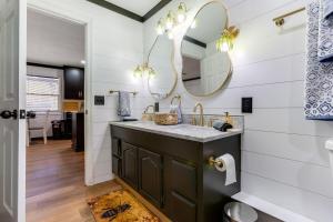 ein Badezimmer mit Waschbecken und Spiegel in der Unterkunft Buzz Inn with Hot tub Sauna fire pit, Roof top Deck in Hocking Hills in South Bloomingville + 82 Fotos