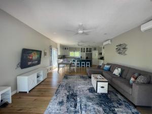 a living room with a couch and a table at Casa Viola - Utila in Utila