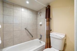 ein Badezimmer mit Toilette und Badewanne in der Unterkunft Oak-Lodge - Roundhouse Resort and Spa in Indian Pine