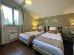 En eller flere senge i et værelse på Mendia + 14 billeder