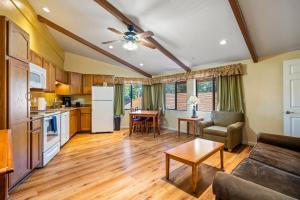 eine Küche und ein Wohnzimmer mit einer Couch und einem Tisch in der Unterkunft Oak-Lodge - Roundhouse Resort and Spa in Indian Pine
