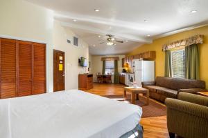 ein Schlafzimmer mit Bett und ein Wohnzimmer in der Unterkunft Oak-Lodge - Roundhouse Resort and Spa in Indian Pine