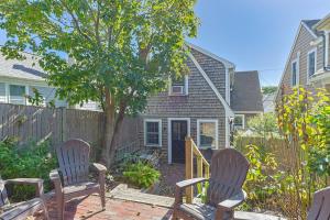twee stoelen op een patio voor een huis bij Gulls' Landing in Provincetown
