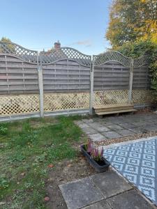 East HarlingにあるThe Wright Midweek stayの庭のベンチ付き木製の柵 +3枚の写真