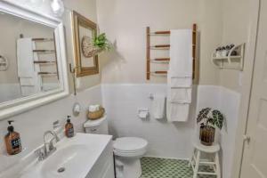 サンアントニオにあるWalk Everywhere - Charming Studio on the Riverwalkのトイレと洗面台を備えた白いバスルーム +31枚の写真