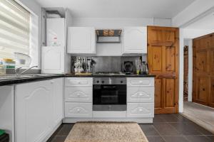 Køkken eller tekøkken på Two Bedroom House by Brookland Stays Serviced Accommodation Short Lets Middleton with Free WiFi