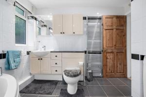 Et badeværelse på Two Bedroom House by Brookland Stays Serviced Accommodation Short Lets Middleton with Free WiFi