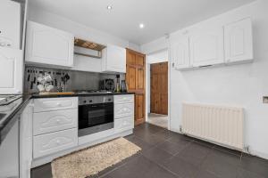 Køkken eller tekøkken på Two Bedroom House by Brookland Stays Serviced Accommodation Short Lets Middleton with Free WiFi + 9 billeder