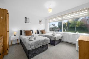 En eller flere senge i et værelse på Two Bedroom House by Brookland Stays Serviced Accommodation Short Lets Middleton with Free WiFi