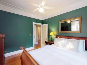 サバンナにあるSouthern Charm on Libertyの緑の壁のベッドのある寝室 +9枚の写真