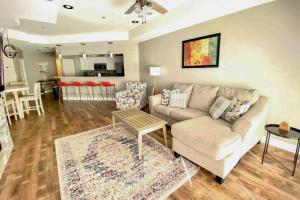 una sala de estar con un sofá y una mesa en The Calm at Emerald Bay, en Lake Ozark