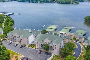 Una vista aérea de una casa grande al lado del agua. en The Calm at Emerald Bay, en Lake Ozark