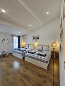 zwei Betten in einem großen Zimmer mit Holzboden in der Unterkunft Esplanada do Ilhéu in Vila Franca do Campo + 60 Fotos