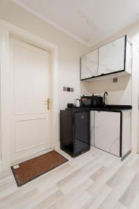 Η κουζίνα ή μικρή κουζίνα στο Quiet studio in Olaya with self check-in 219