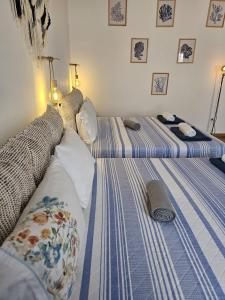 2 Betten in einem Schlafzimmer mit 2 in der Unterkunft Esplanada do Ilhéu in Vila Franca do Campo