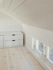 Fotografie z fotogalerie ubytování New Timber Holiday Home With Bay Views v destinaci Kungshamn + 29 fotografií