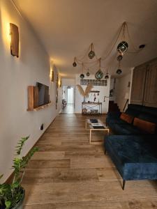 ein Wohnzimmer mit Sofa und Tisch in der Unterkunft Esplanada do Ilhéu in Vila Franca do Campo