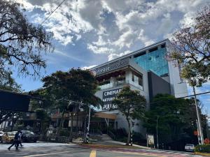 ein Gebäude mit einem Schild am Straßenrand in der Unterkunft Apartamentos Zona Circunvalar Por Parceros Group in Pereira