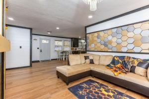 ein Wohnzimmer mit Sofa und Tisch in der Unterkunft Buzz Inn with Hot tub Sauna fire pit, Roof top Deck in Hocking Hills in South Bloomingville