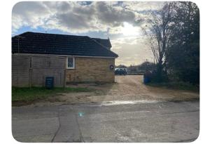 East HarlingにあるThe Wright Midweek stayの家の隣の未舗装道路にあるレンガ造りの建物