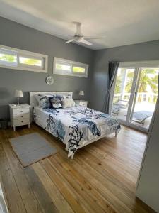 a bedroom with a bed and a window at Casa Viola - Utila in Utila +11 photos