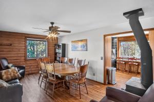 Et opholdsområde på Minnie Mine Cabin Retreat cabin